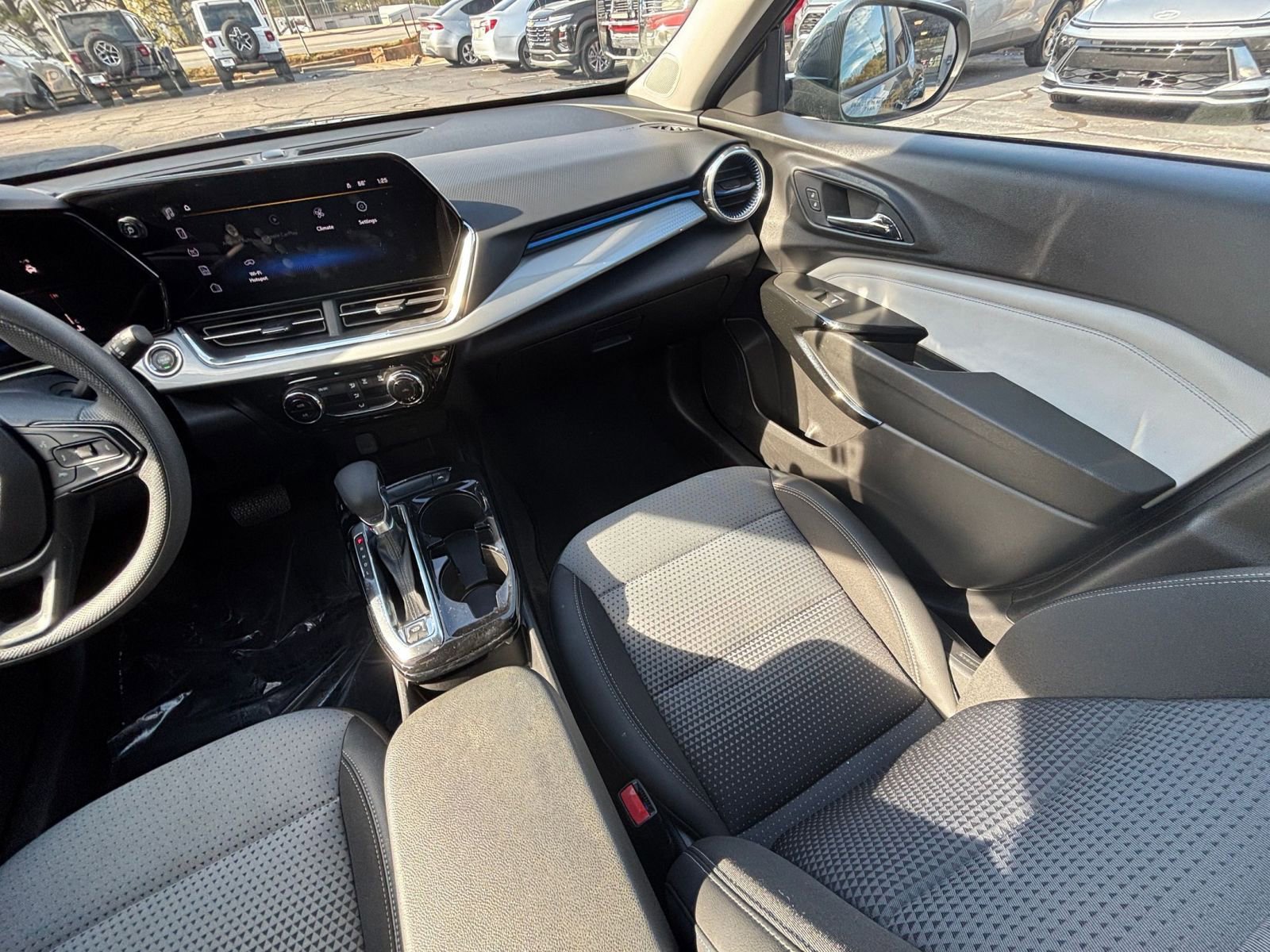 Used 2025 Chevrolet Trax LT image 34