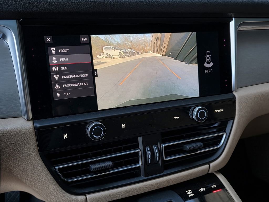Used 2024 Porsche Macan image 8