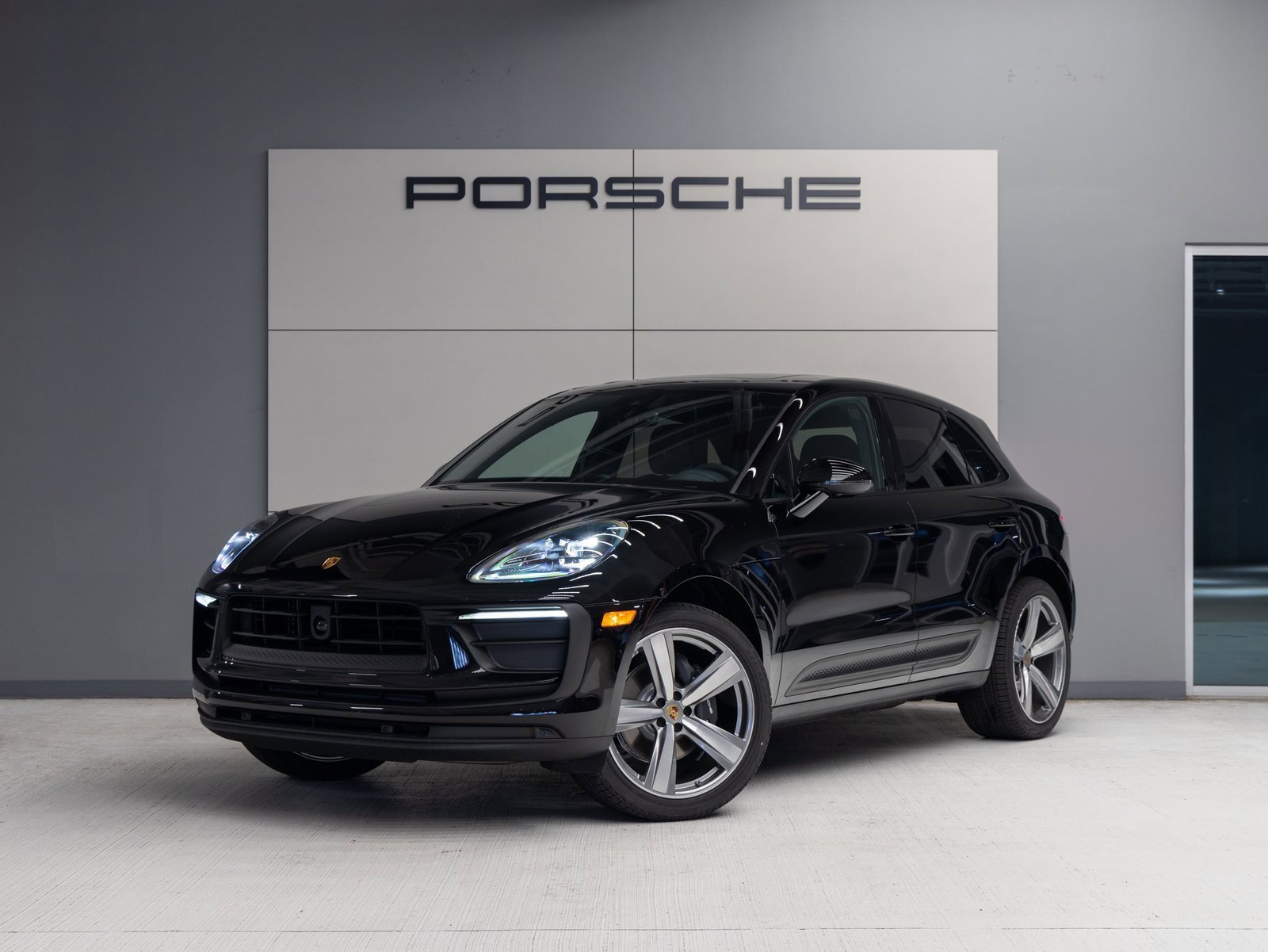 Used 2025 Porsche Macan image 1