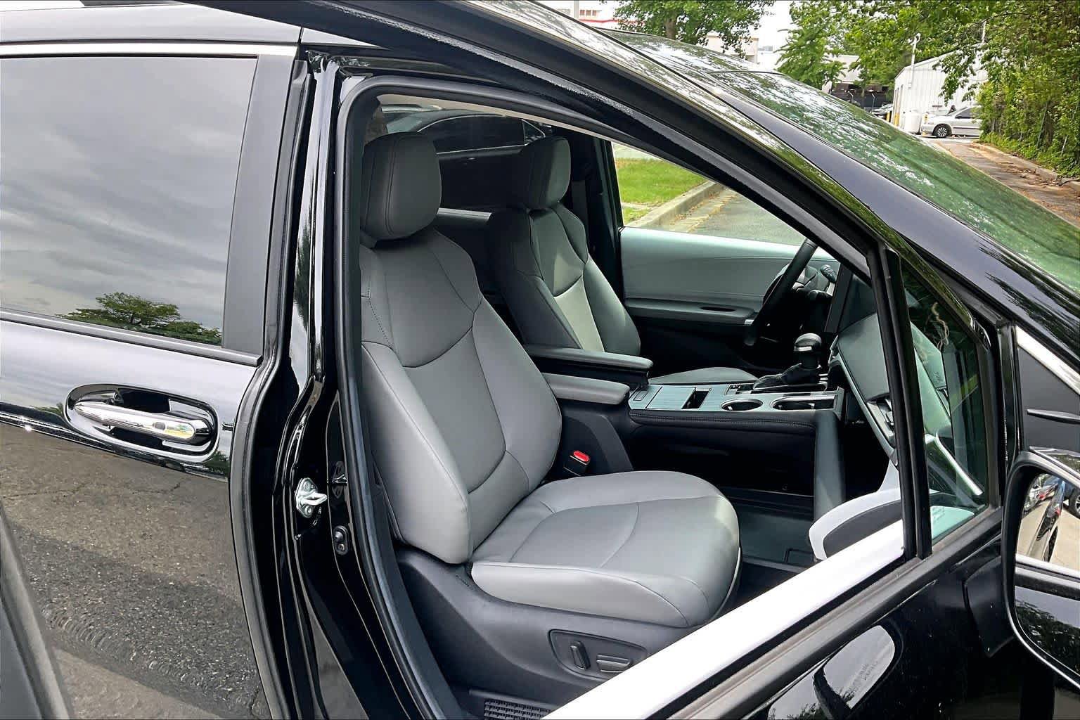 Certified 2025 Toyota Sienna XLE FWD image 9