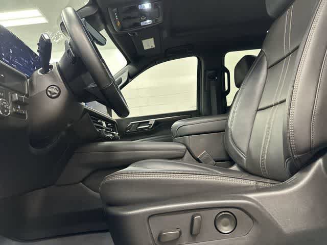 Used 2025 Chevrolet Suburban High Country AWD/4WD image 27
