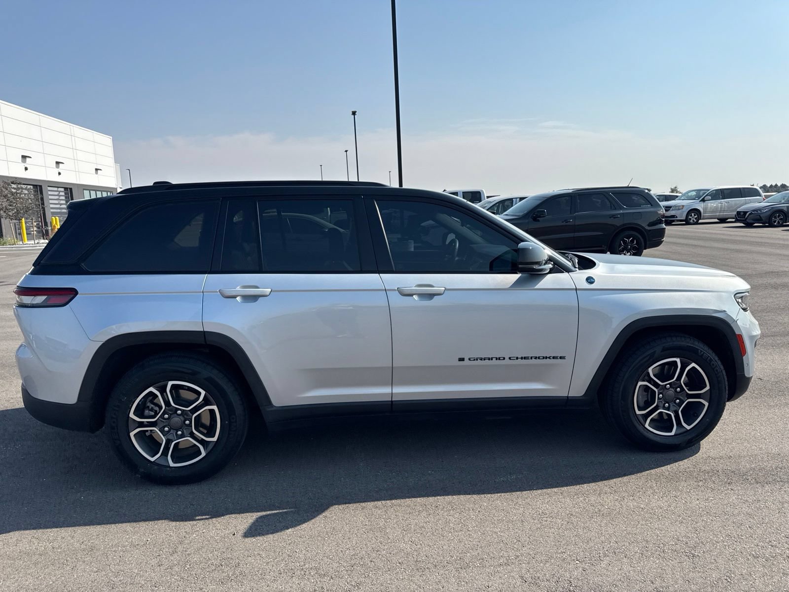 Used 2023 Jeep Grand Cherokee Trailhawk w/ Advanced Protech Group II AWD/4WD image 8