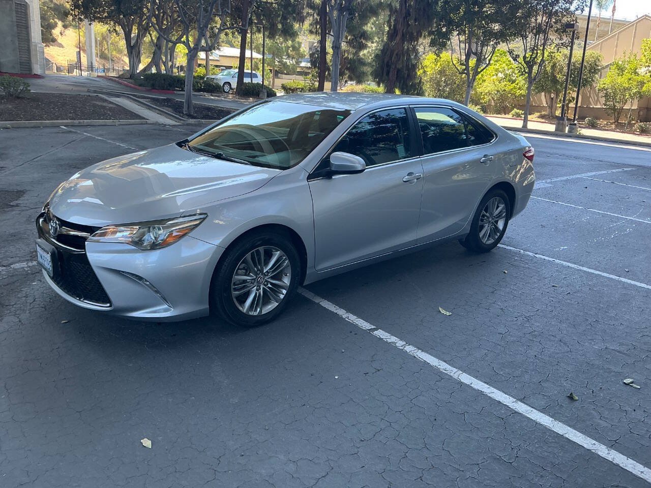 Used 2015 Toyota Camry SE FWD image 1