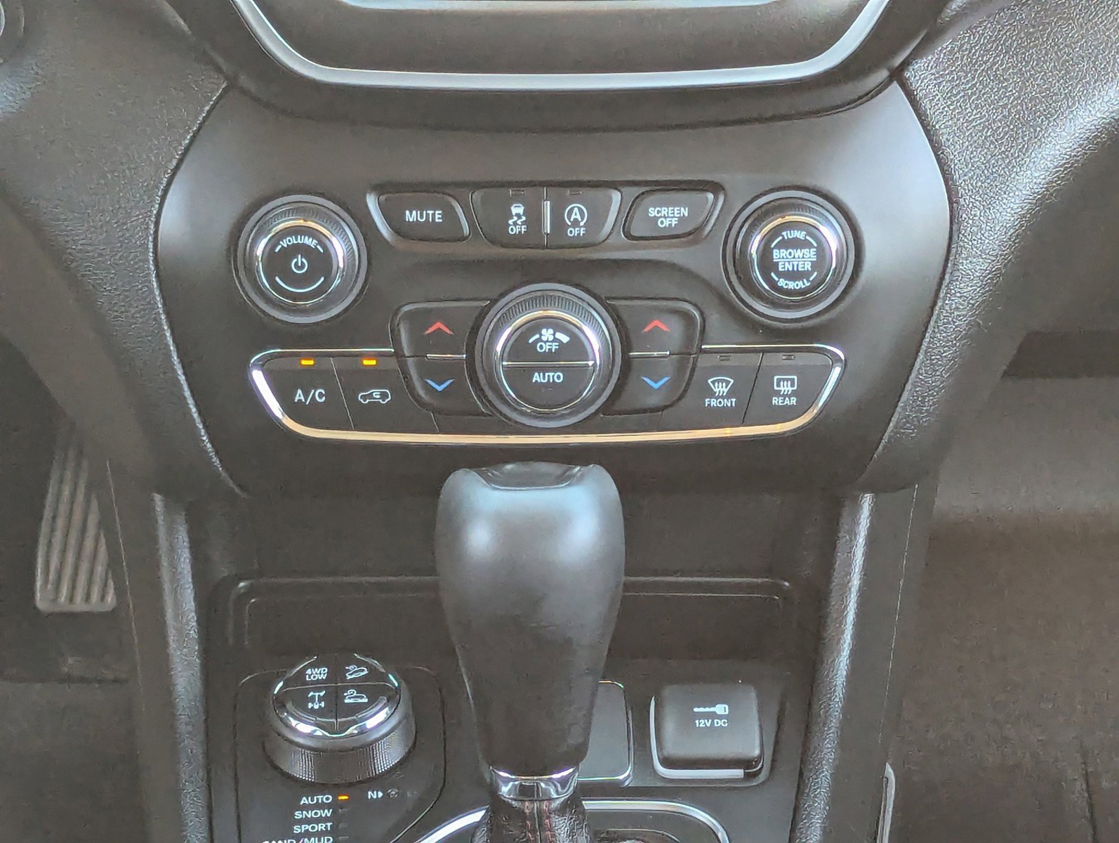 Used 2020 Jeep Cherokee Trailhawk w/ Cold Weather Group image 21