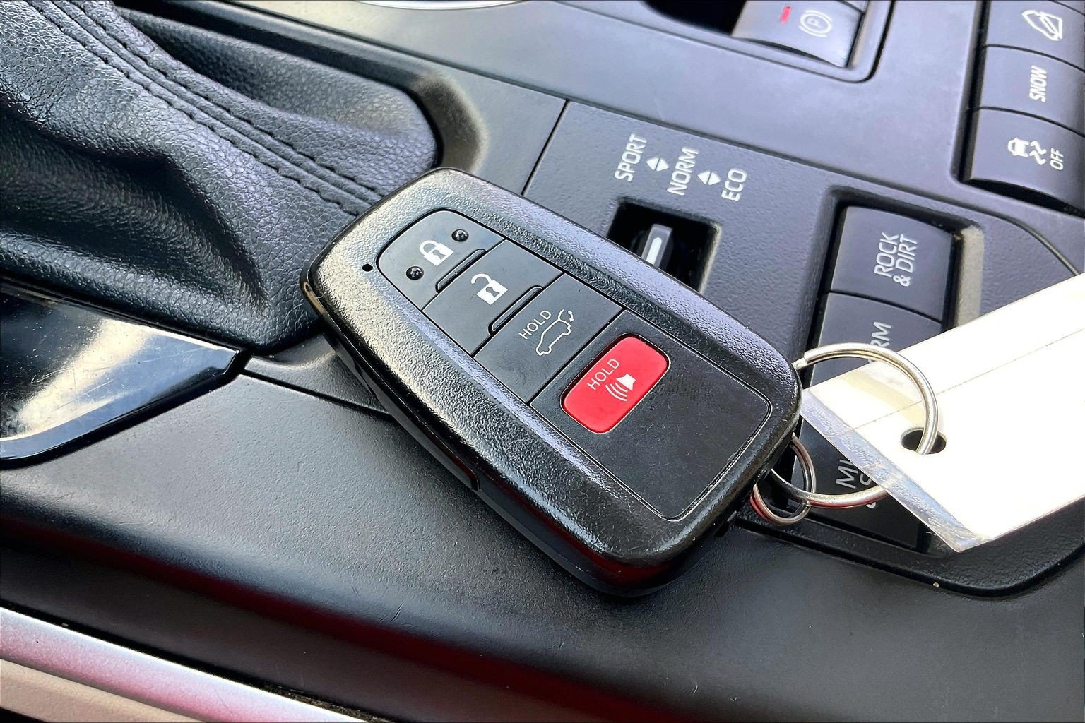Used 2021 Toyota Highlander XLE AWD/4WD image 14