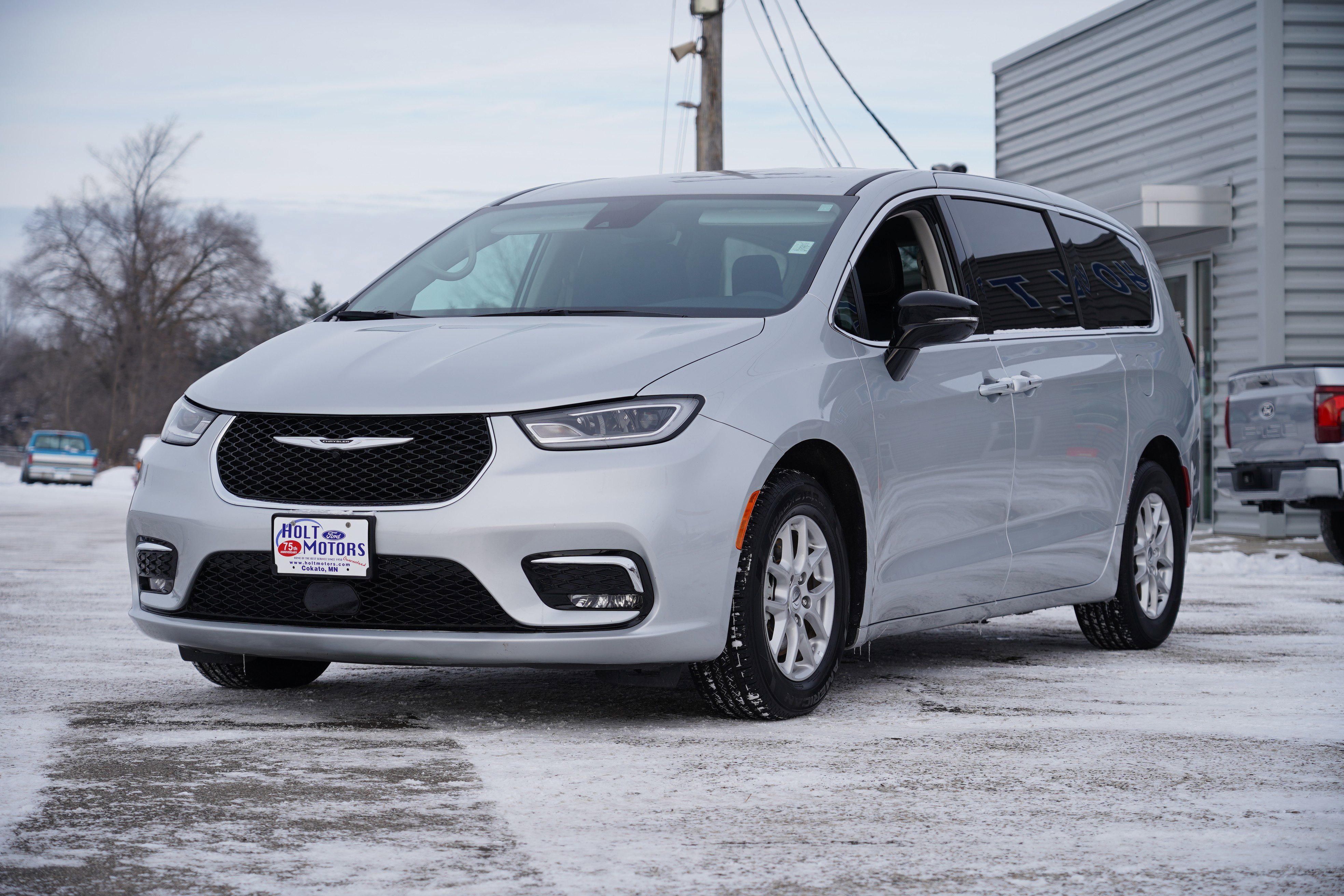 Used 2024 Chrysler Pacifica Touring-L FWD image 8