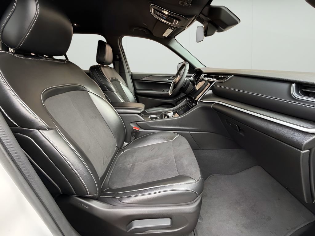 Used 2024 Jeep Grand Cherokee Altitude image 23