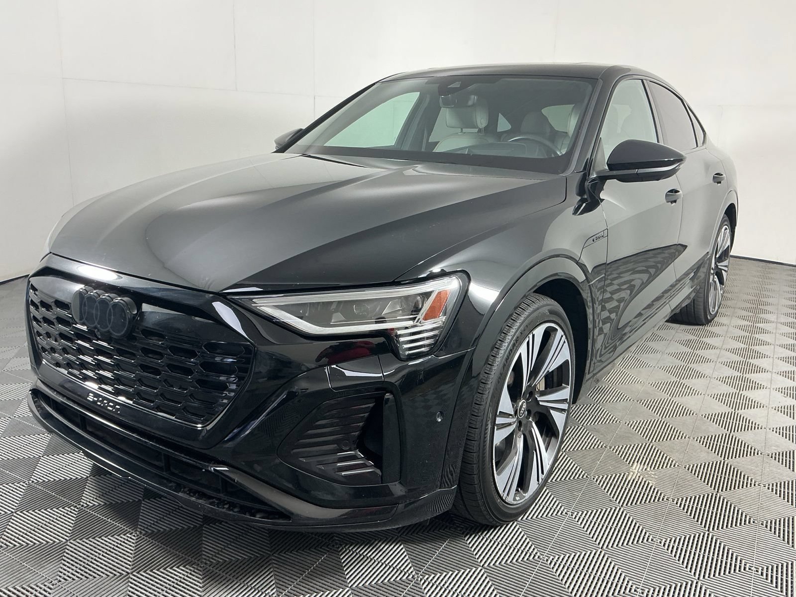 Used 2024 Audi Q8 e-tron Prestige w/ Prestige Package AWD/4WD image 3
