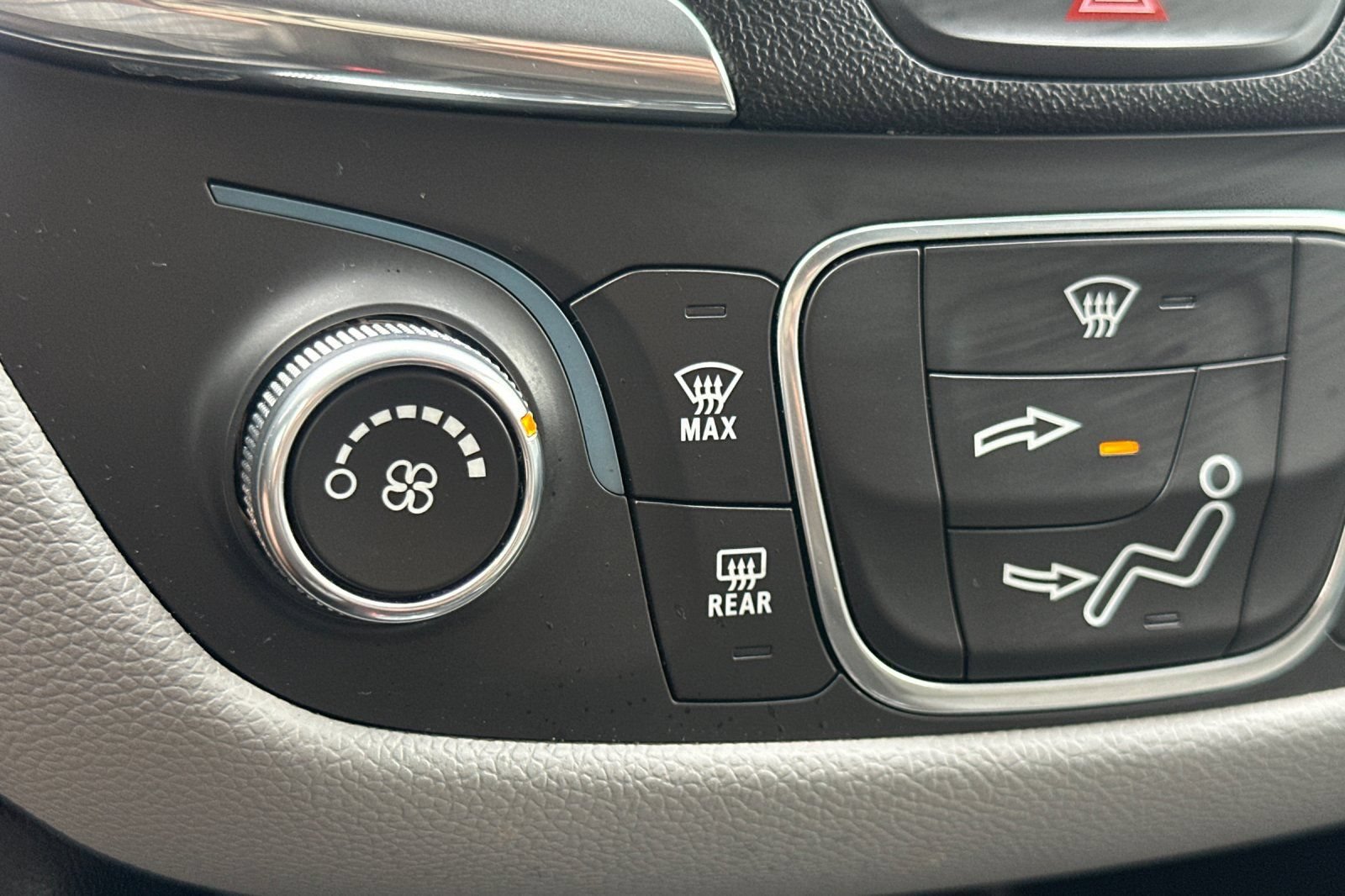 Used 2020 Chevrolet Equinox LS FWD image 28