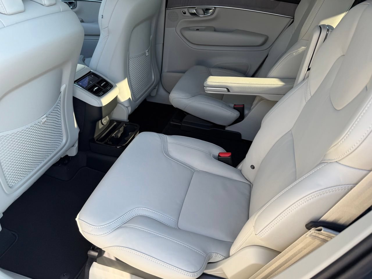 New 2027 Volvo XC90 B6 Ultra AWD/4WD image 18