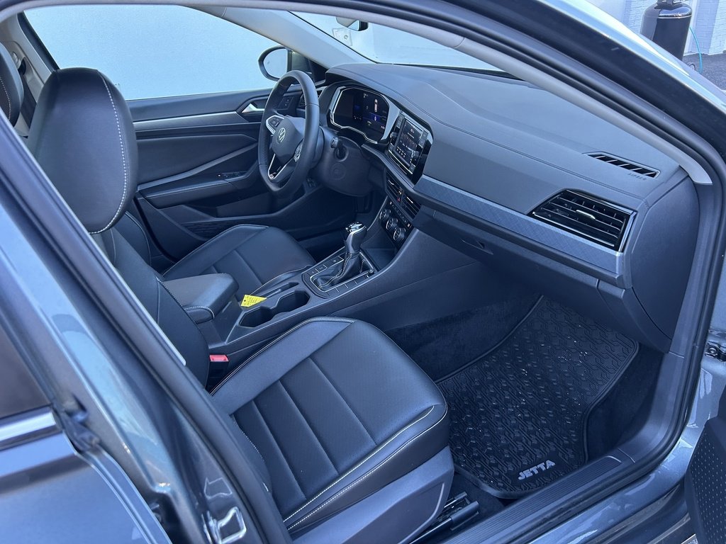 Used 2022 Volkswagen Jetta SE image 16