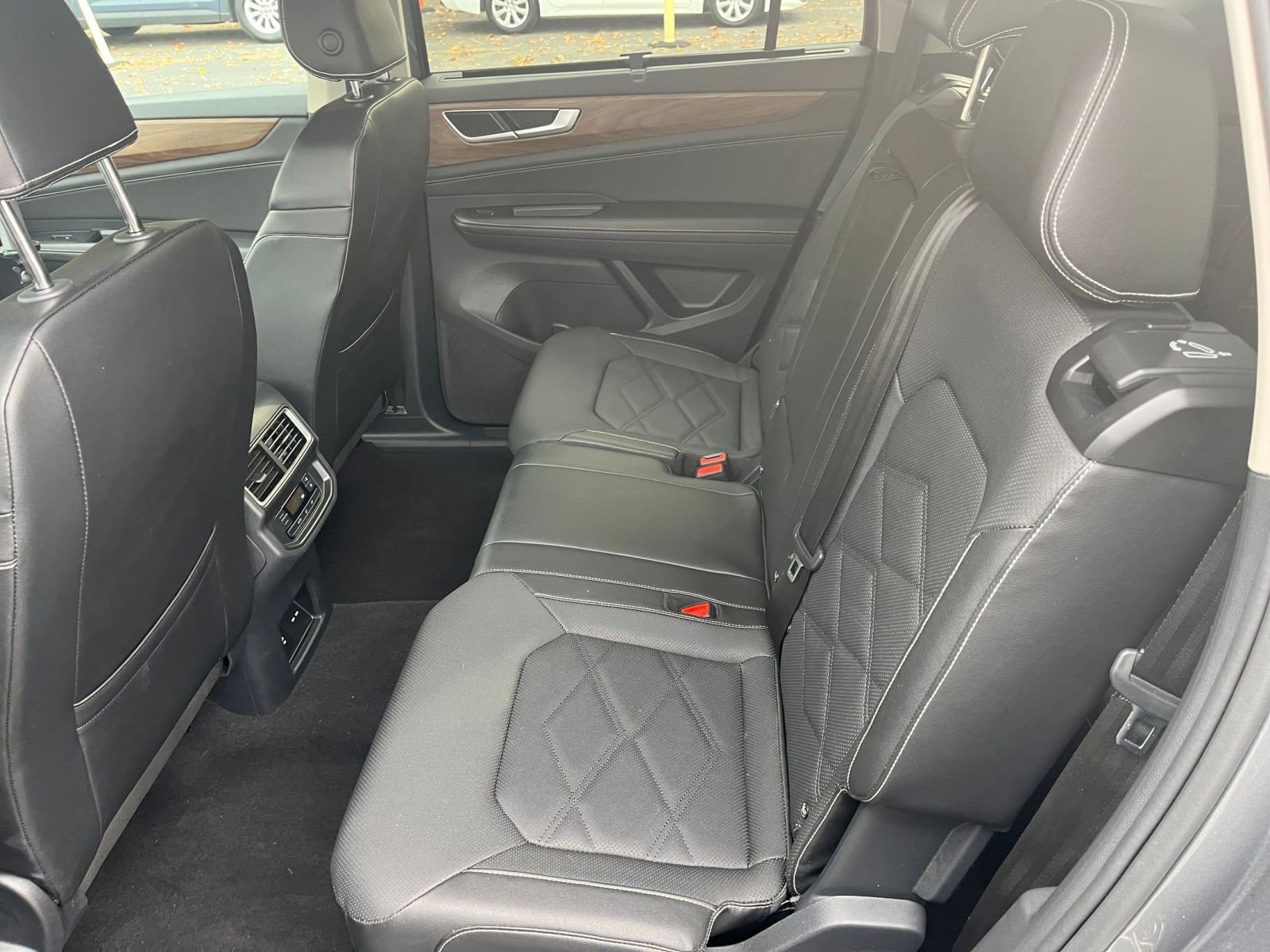 Used 2025 Volkswagen Atlas SE image 22