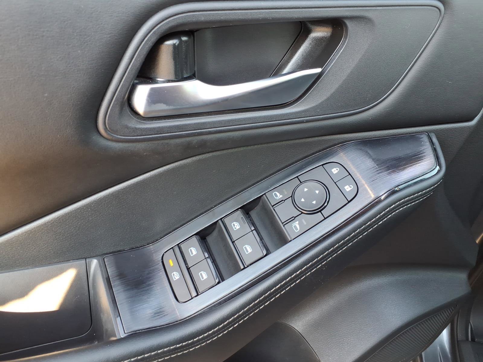 Used 2025 Nissan Rogue SV image 14