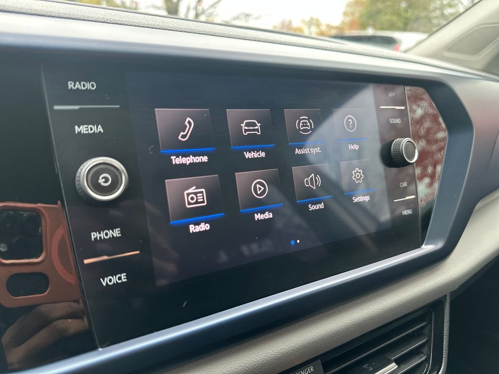 Certified 2022 Volkswagen Taos SE image 9