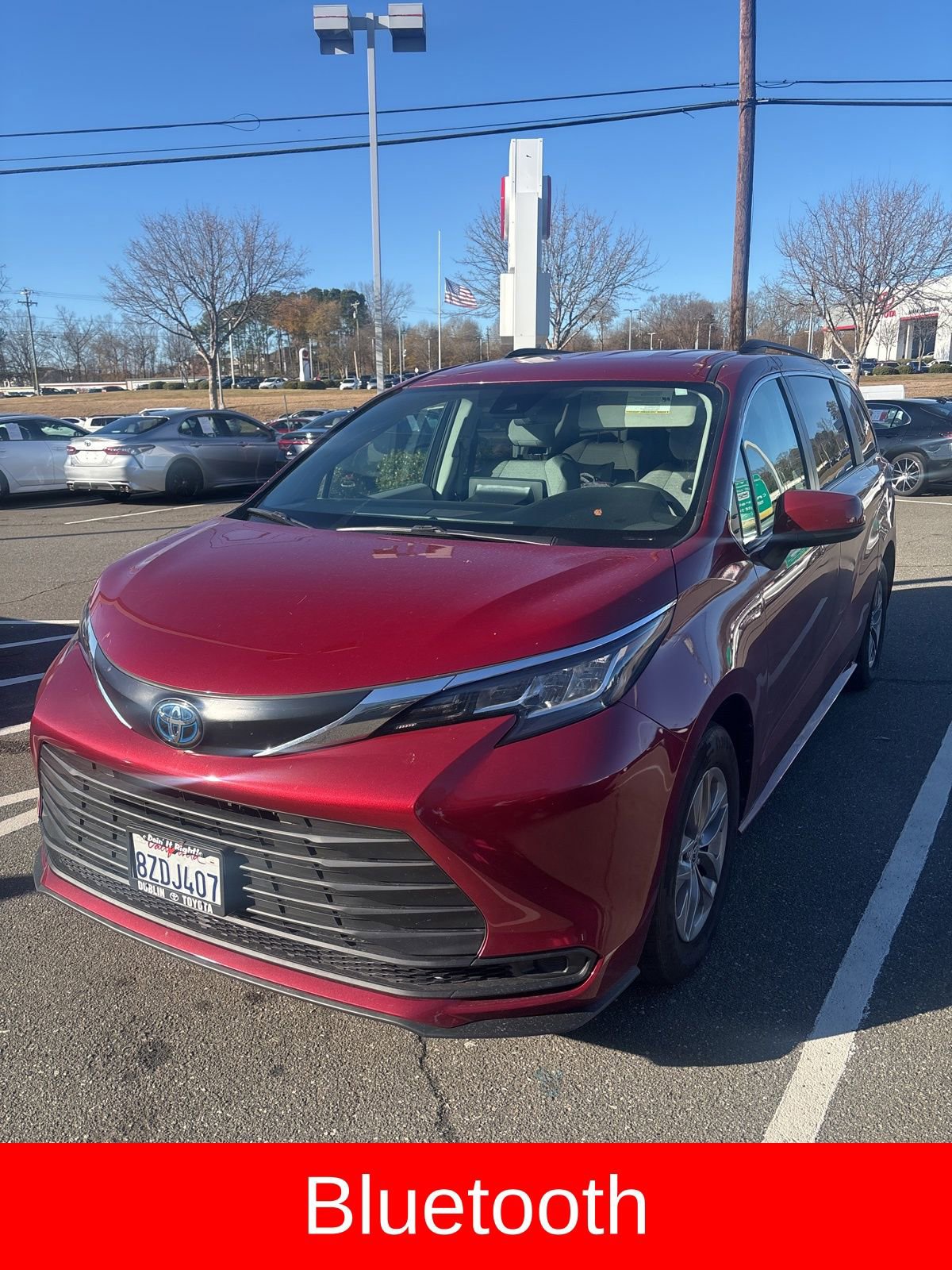 Used 2022 Toyota Sienna LE image 2