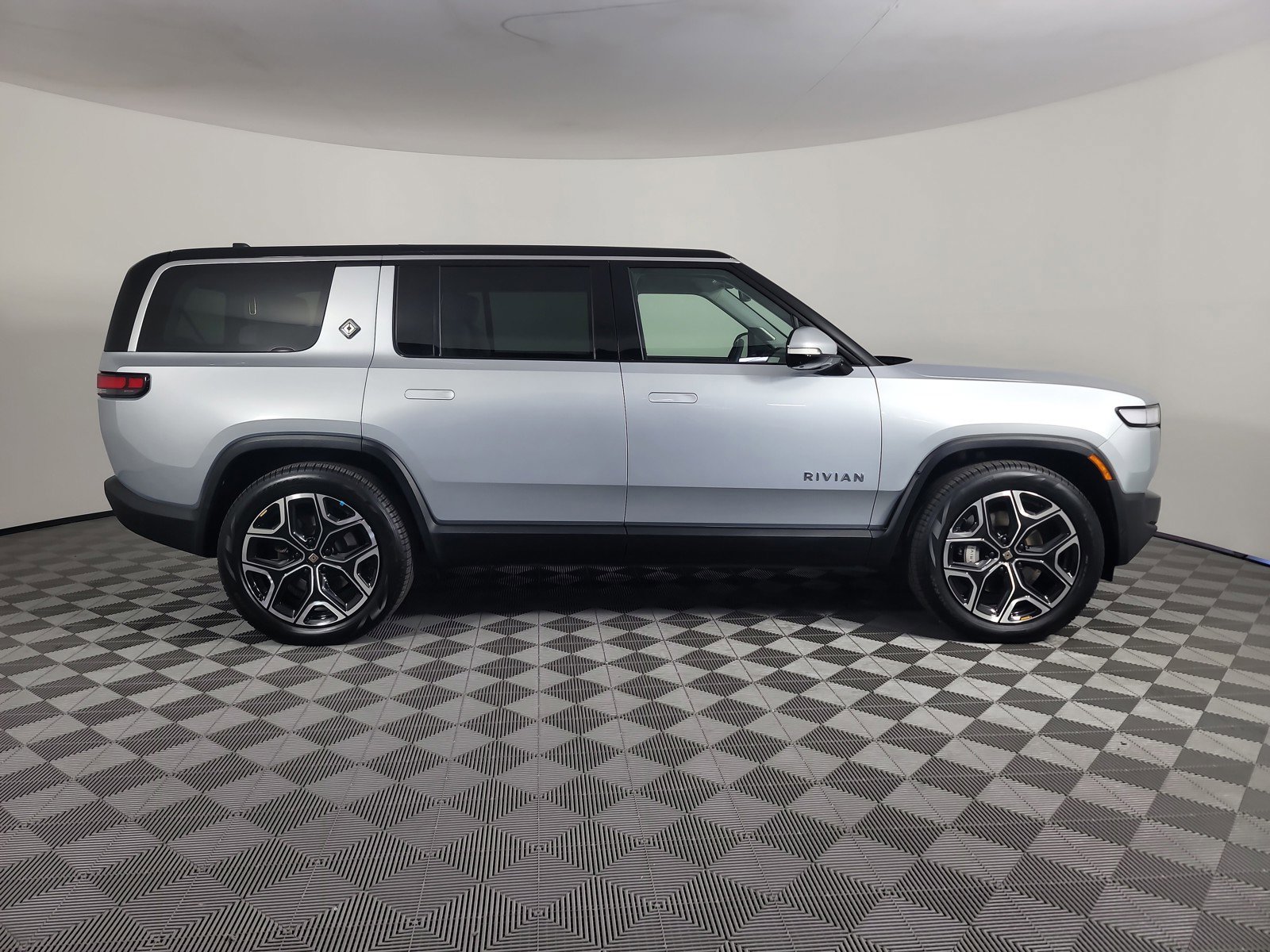 Used 2024 Rivian R1S Adventure AWD/4WD image 6