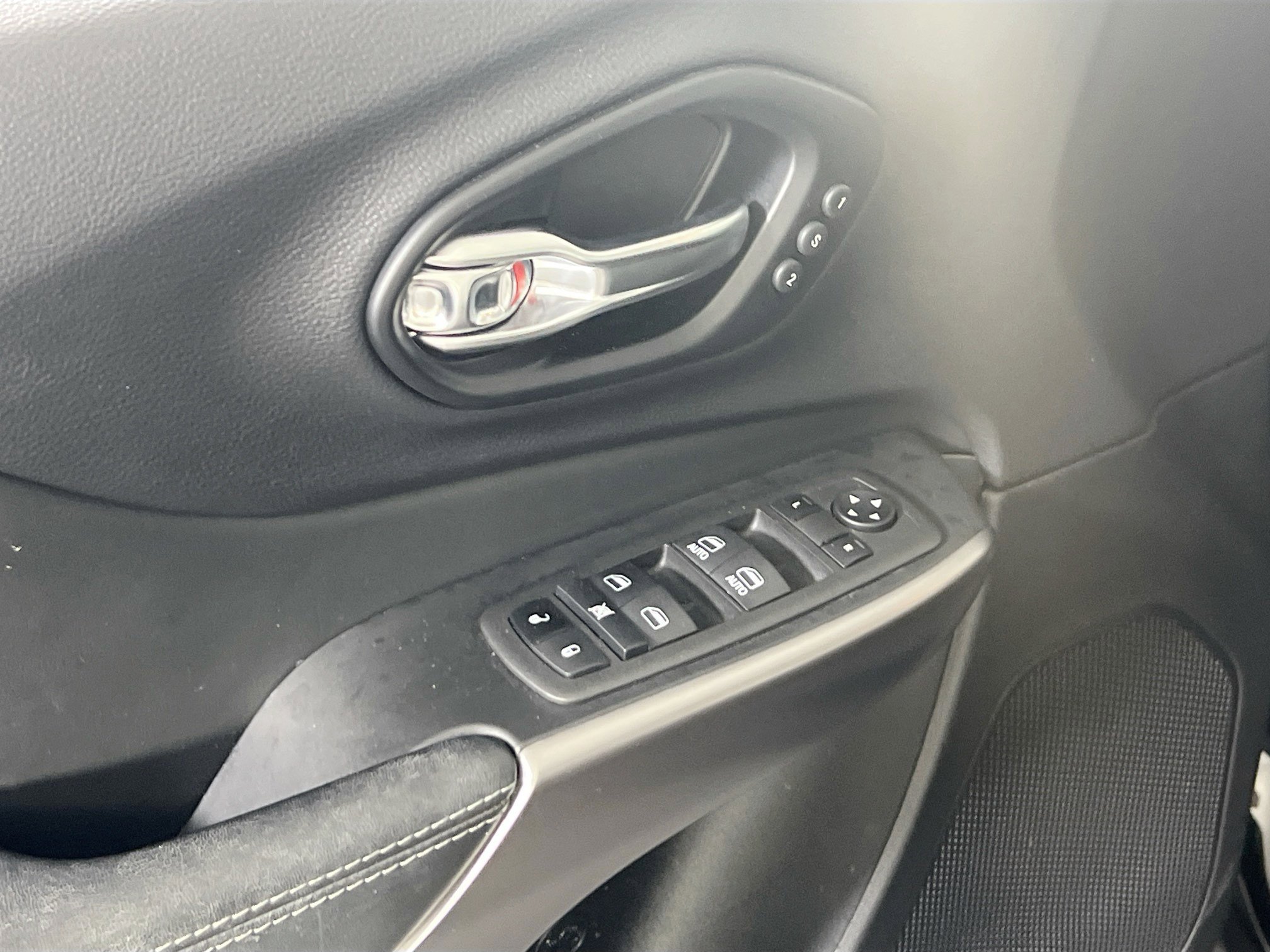 Used 2022 Jeep Cherokee Limited image 17