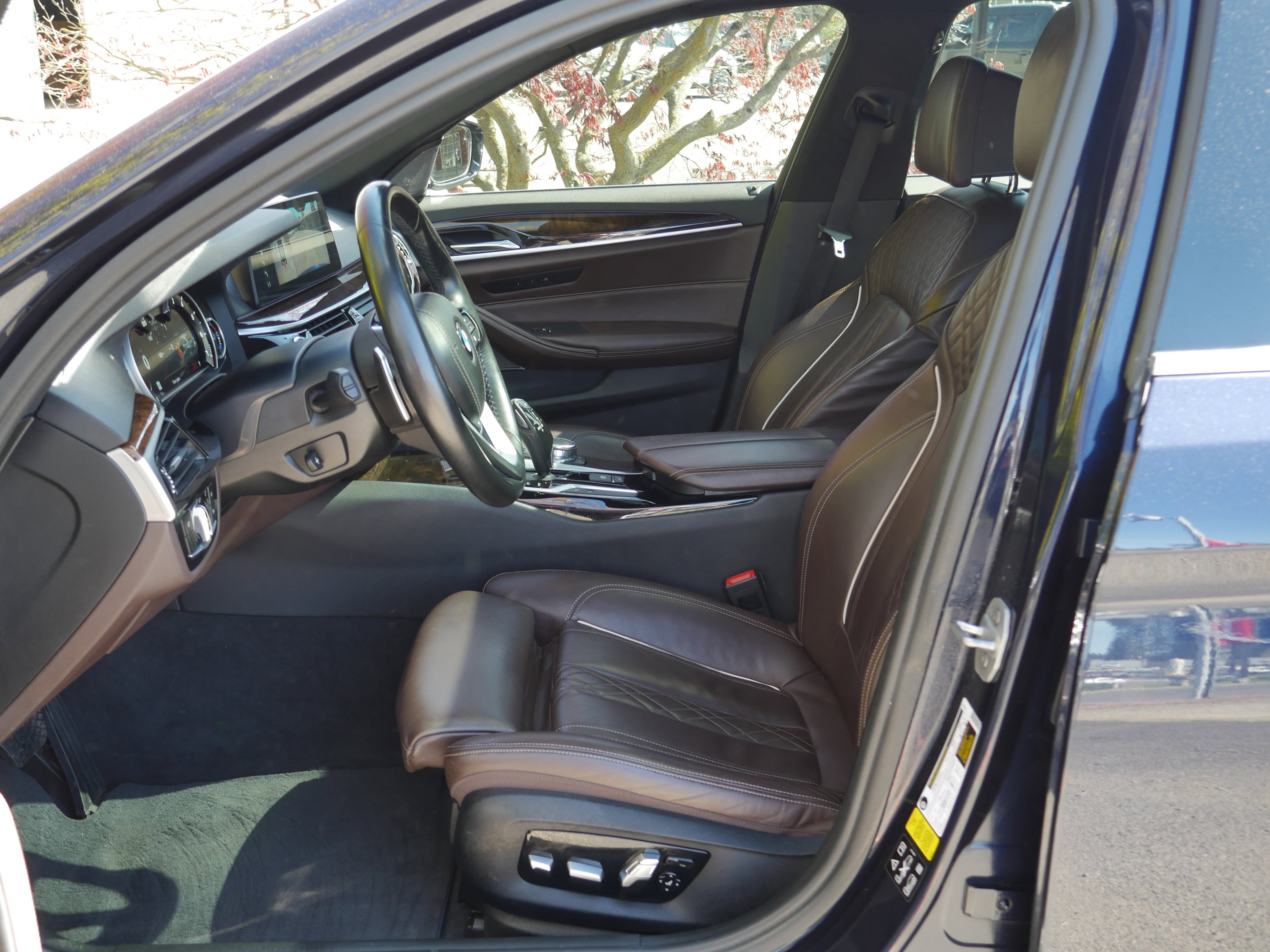 Used 2017 BMW 540i xDrive image 3