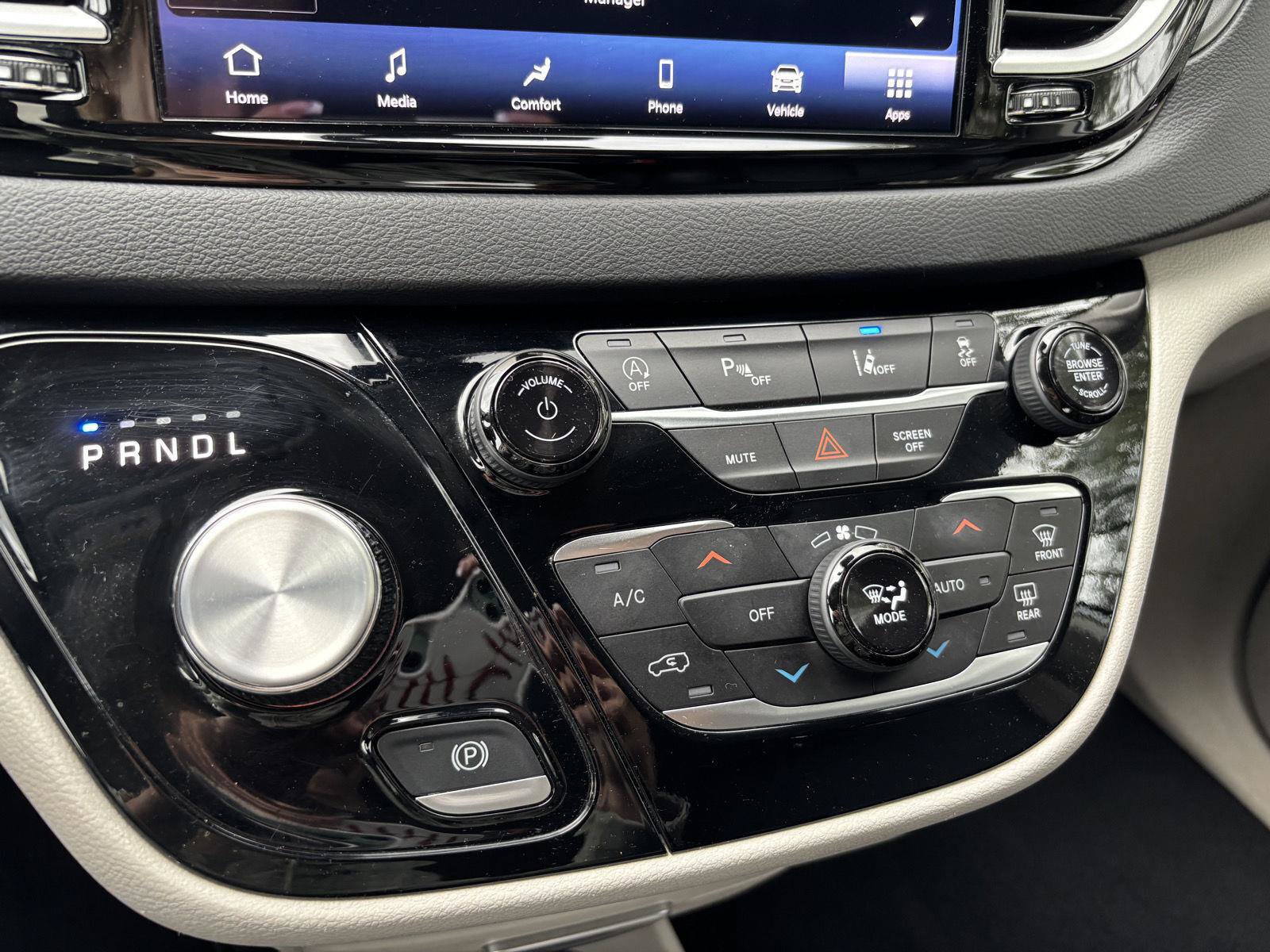 Used 2024 Chrysler Pacifica Touring-L FWD image 28