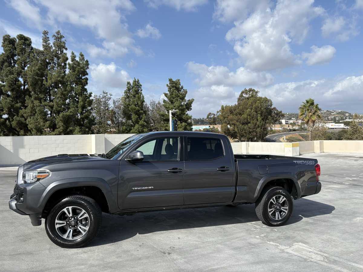 Used 2017 Toyota Tacoma TRD Sport image 8