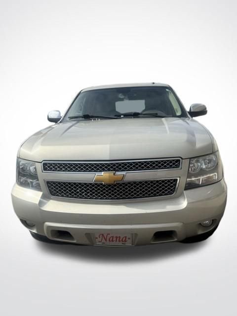 Used 2014 Chevrolet Suburban LTZ image 2