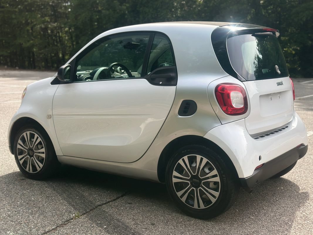 Used 2017 smart fortwo pure RWD image 5