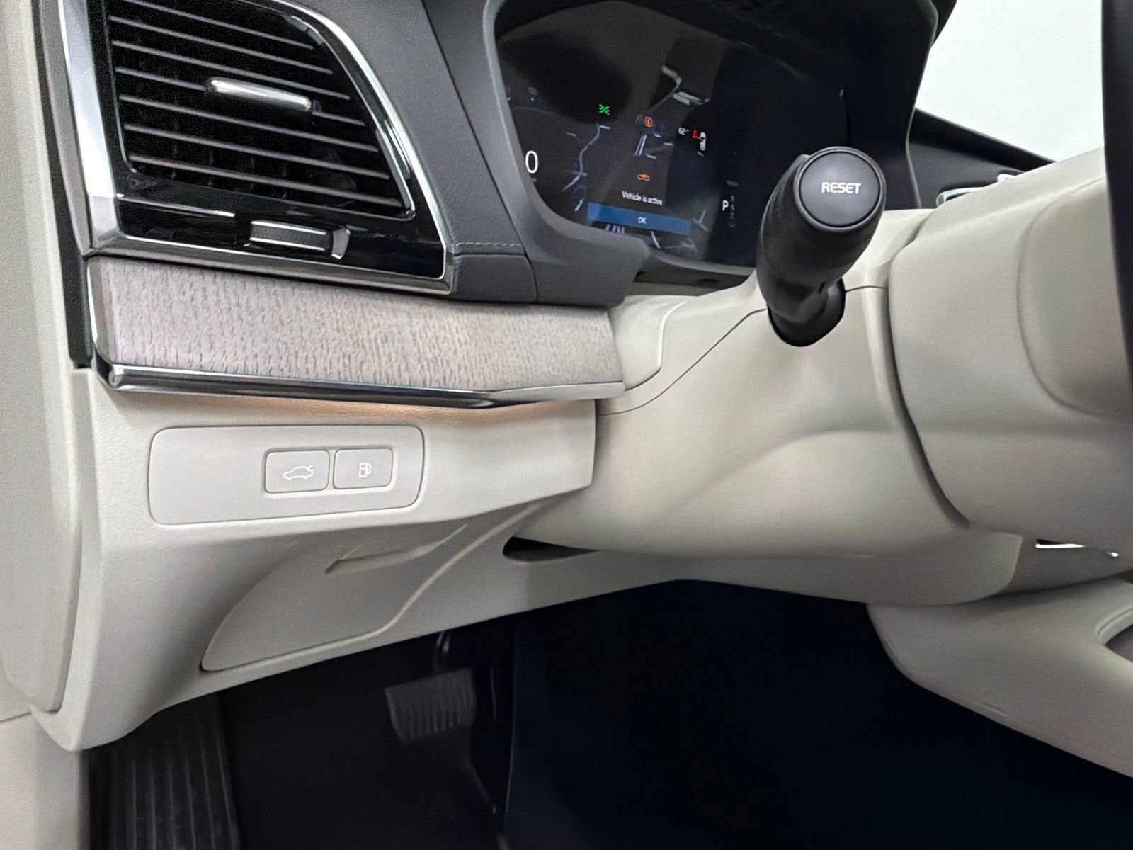 Used 2024 Volvo XC90 T8 Ultimate w/ Lounge Package image 35