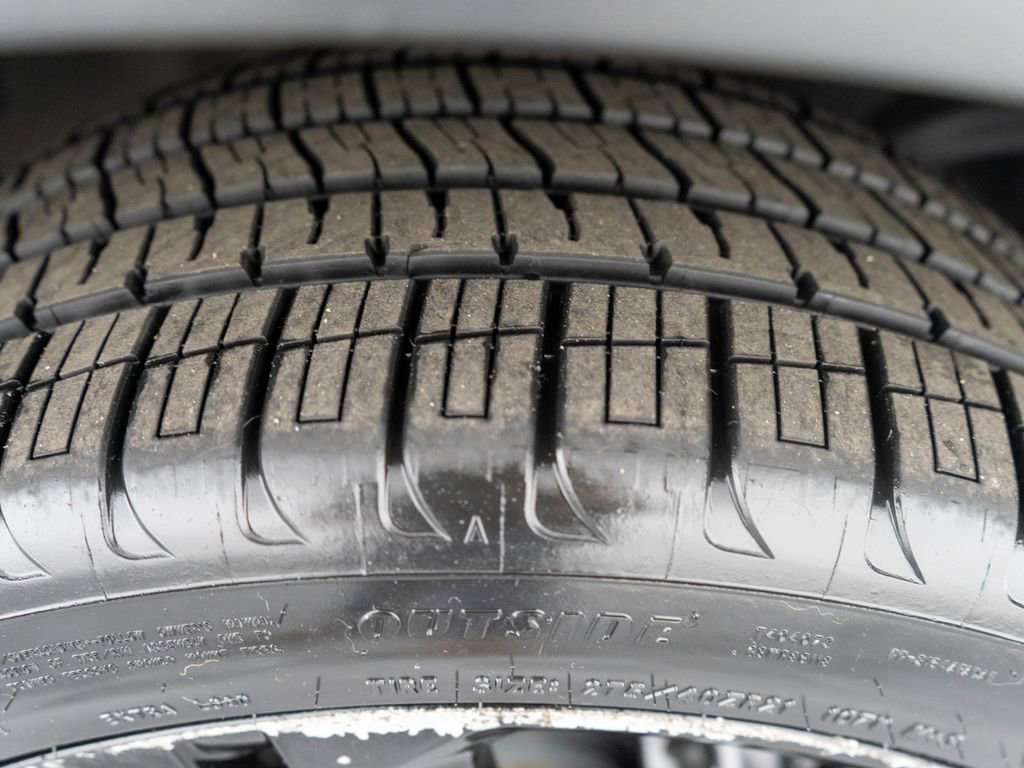 Used 2017 Volkswagen Touareg Executive image 35