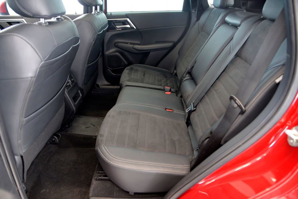Used 2023 Mitsubishi Outlander SE image 28