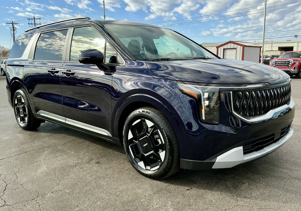 Used 2025 Kia Carnival EX image 6