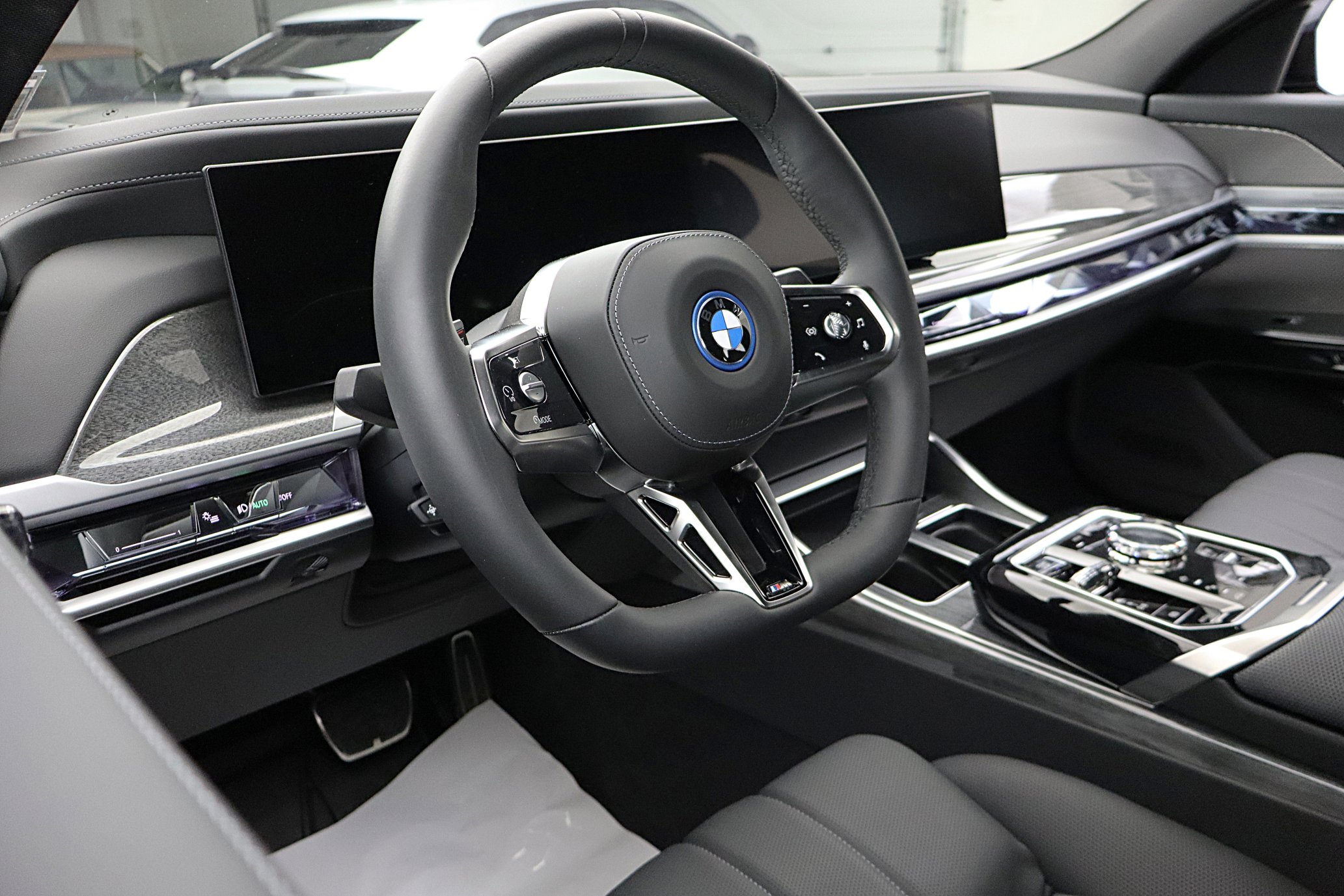 Used 2023 BMW i7 xDrive60 image 25