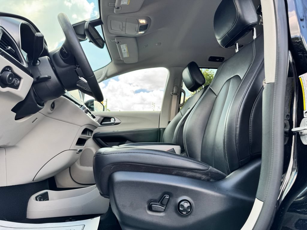 Used 2024 Chrysler Pacifica Touring-L FWD image 17