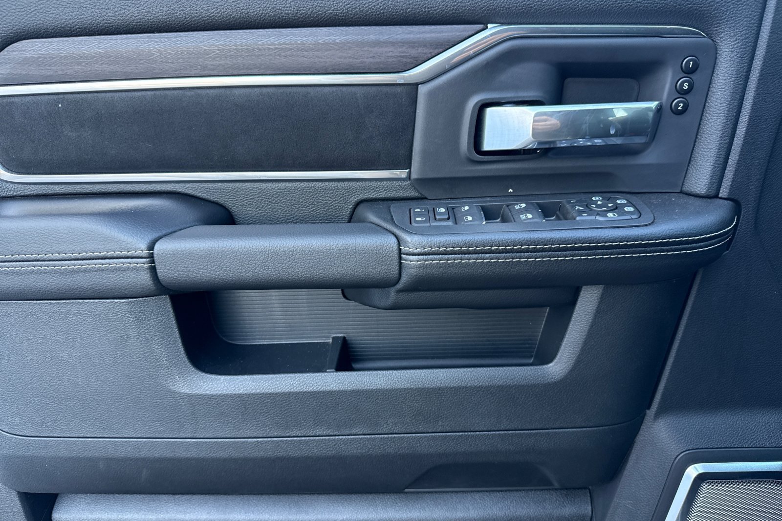 New 2026 RAM 3500 Laramie AWD/4WD image 12