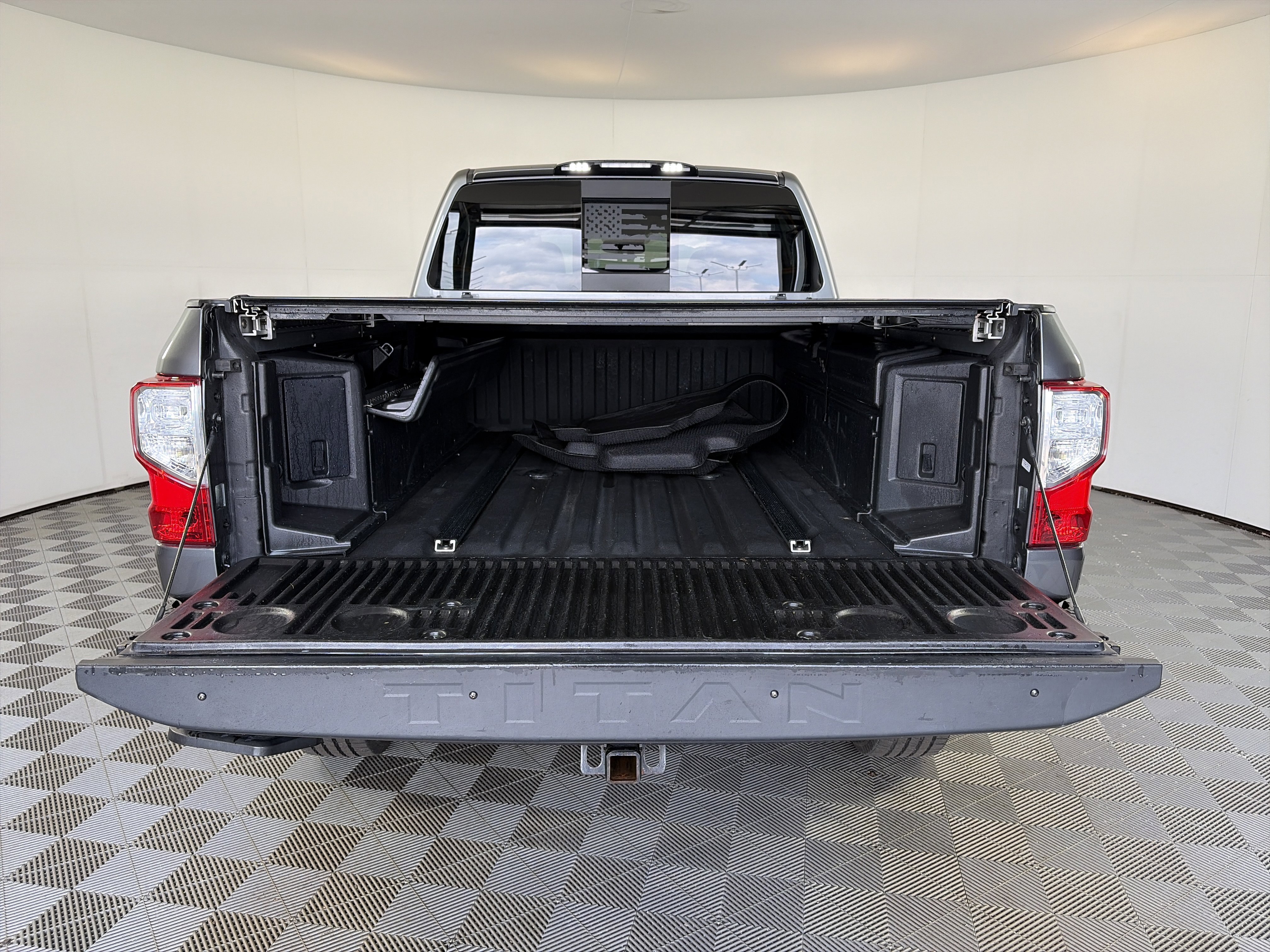 Used 2018 Nissan Titan SL w/ Chrome Package AWD/4WD image 14