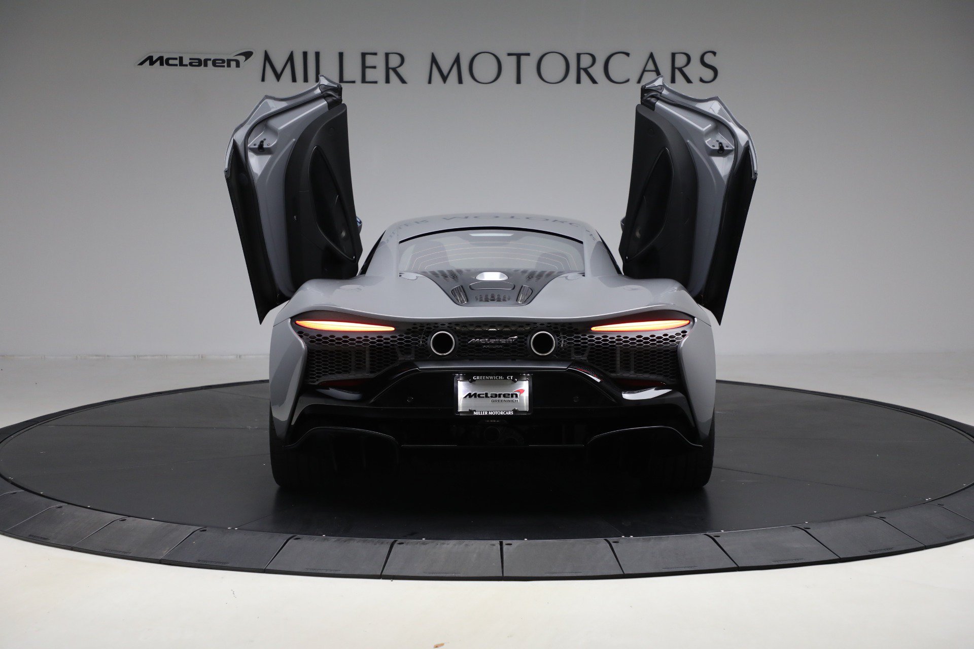 Used 2023 McLaren Artura RWD image 17