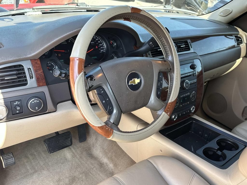 Used 2011 Chevrolet Tahoe LT w/ Luxury Package AWD/4WD image 2