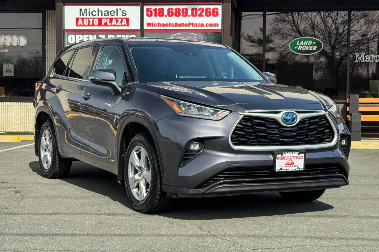 Used 2020 Toyota Highlander LE image 1
