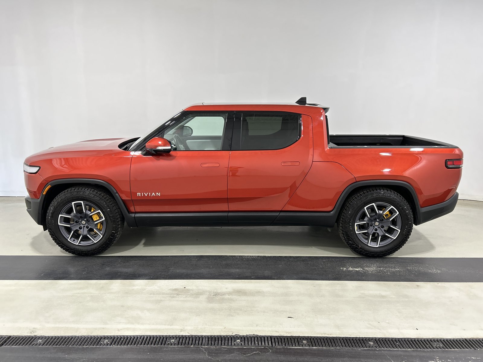 Used 2023 Rivian R1T Adventure AWD/4WD image 2