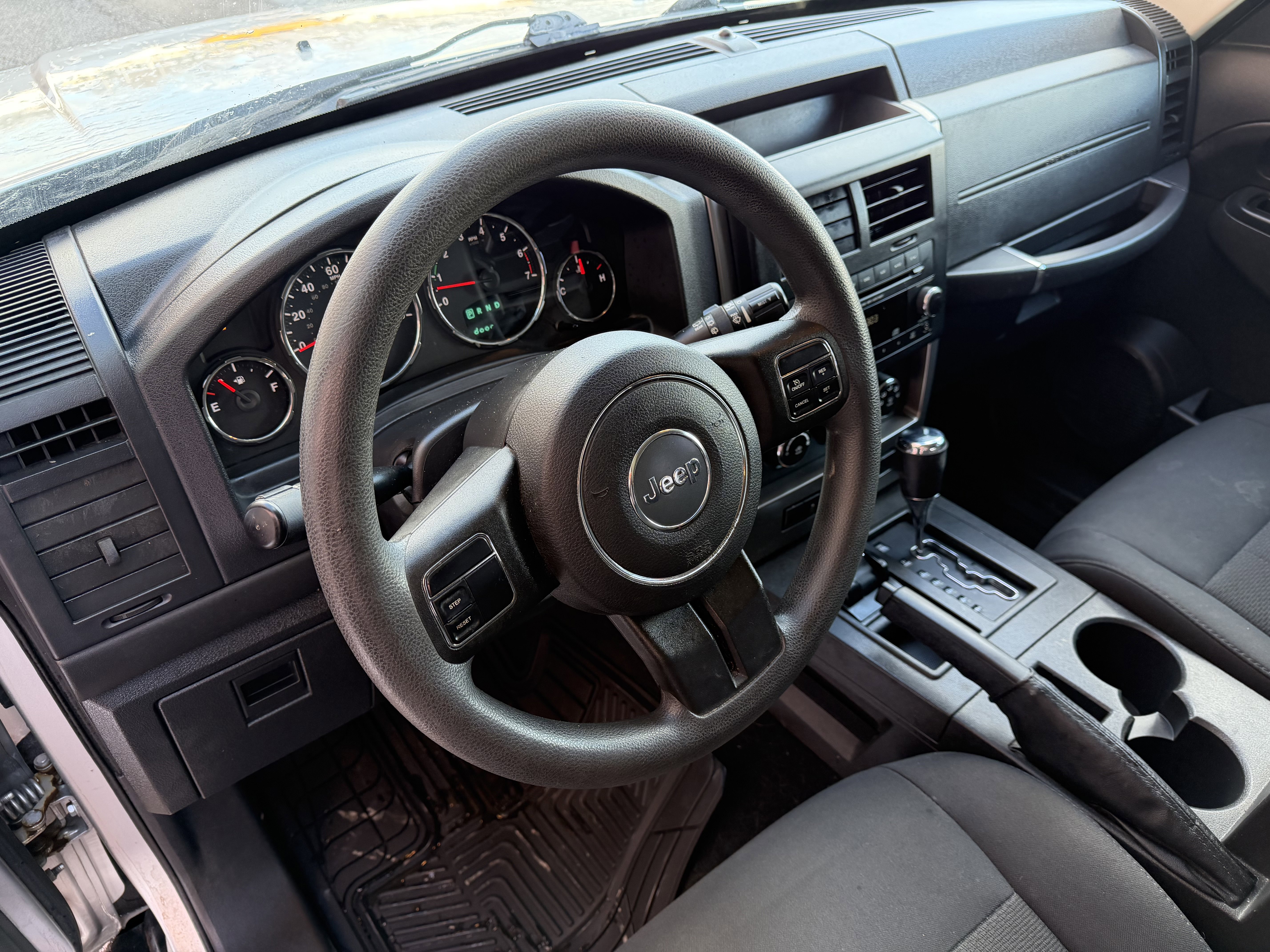 Used 2012 Jeep Liberty Sport image 12