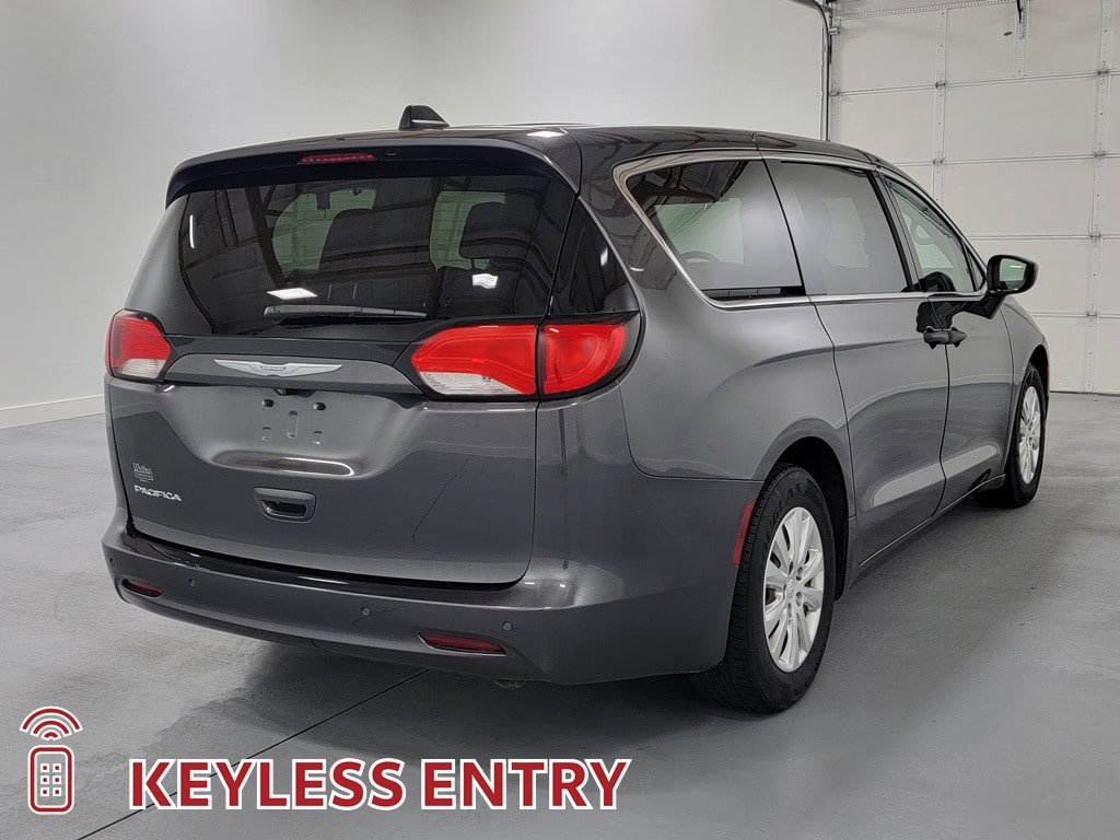 Used 2018 Chrysler Pacifica L FWD image 9