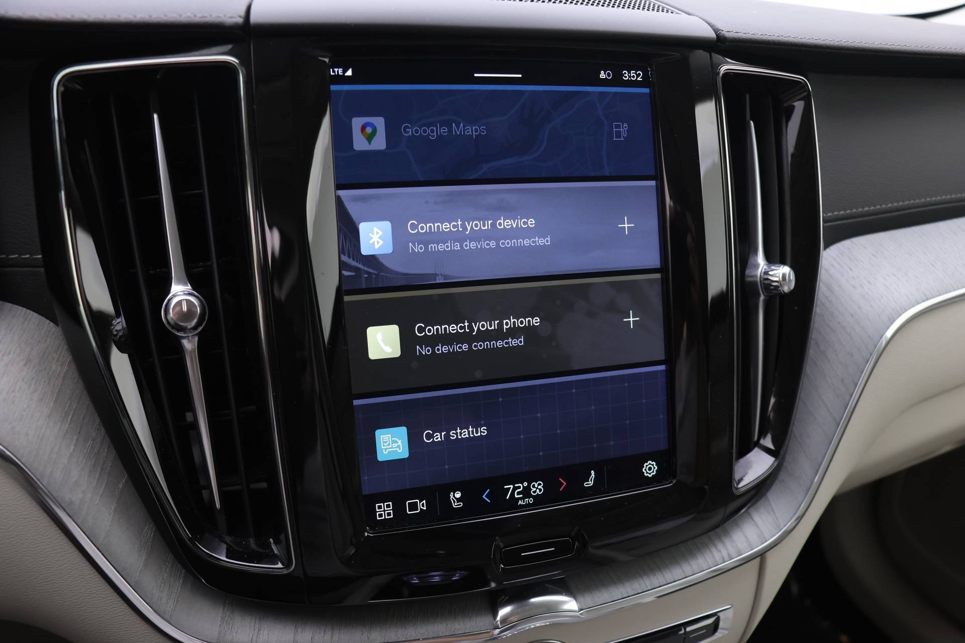 Certified 2025 Volvo XC60 T8 Ultra w/ Protection Package Premier image 13