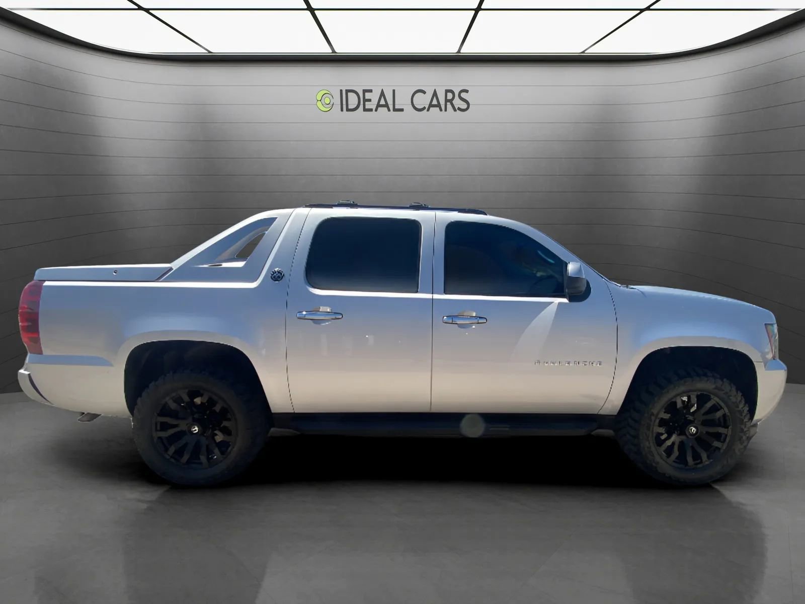 Used 2013 Chevrolet Avalanche LS AWD/4WD image 4