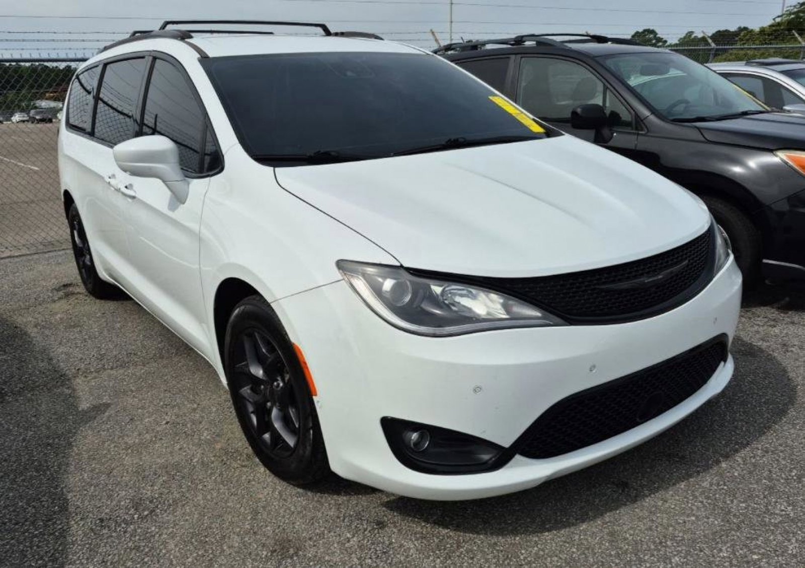 Used 2020 Chrysler Pacifica Touring-L Plus w/ Advanced Safetytec Group FWD image 4