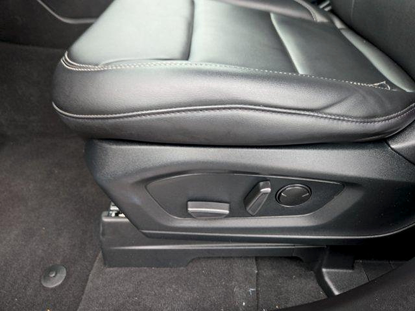 Certified 2023 Ford Explorer XLT w/ Equipment Group 202A AWD/4WD image 12