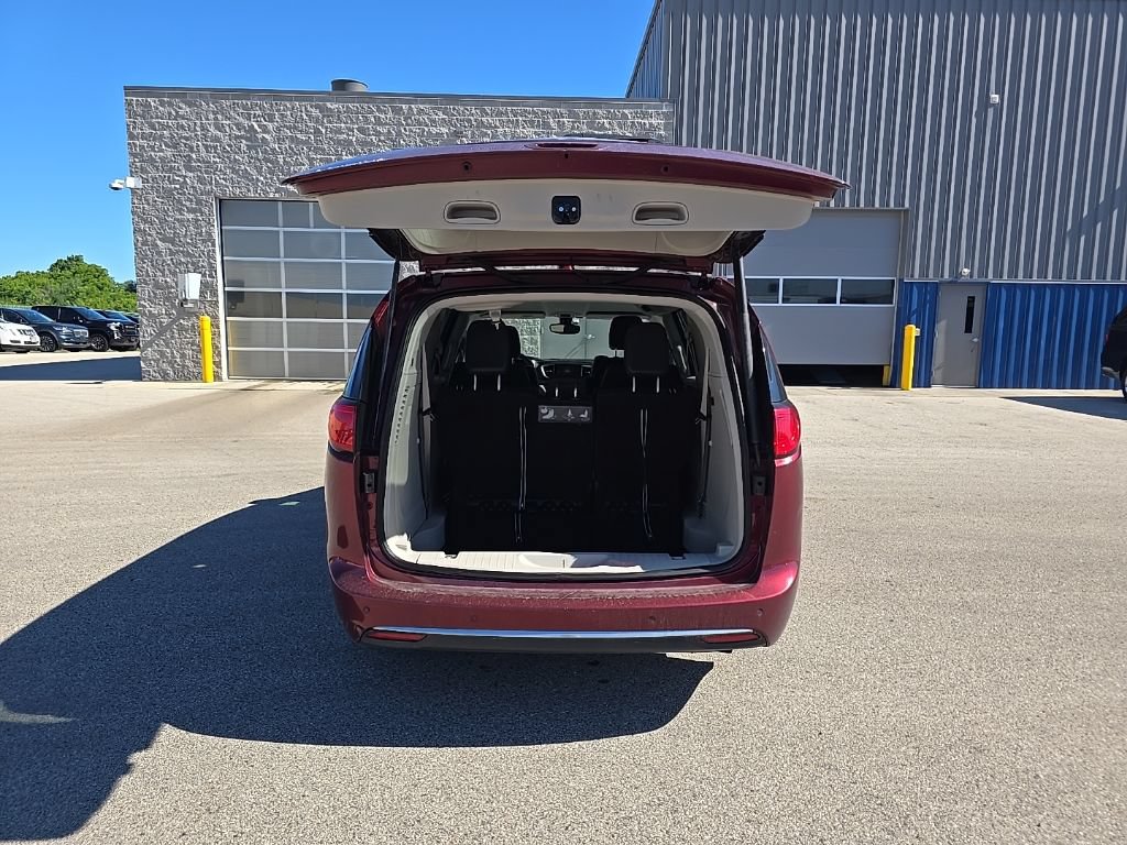 Used 2017 Chrysler Pacifica Touring-L Plus w/ Tire & Wheel Group FWD image 6