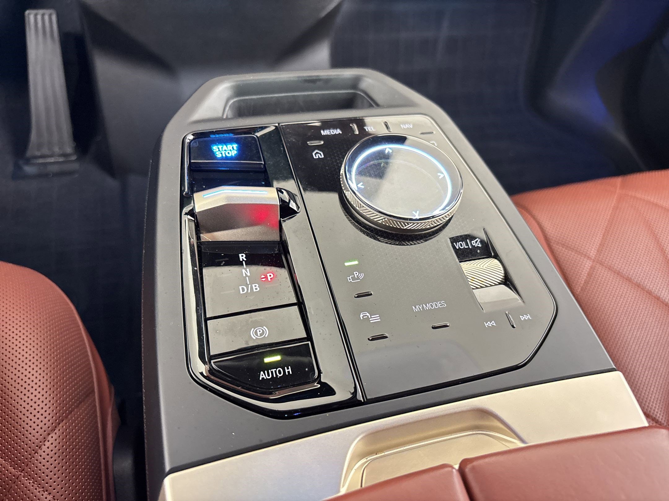 Certified 2023 BMW iX xDrive50 w/ Sport Package AWD/4WD image 17