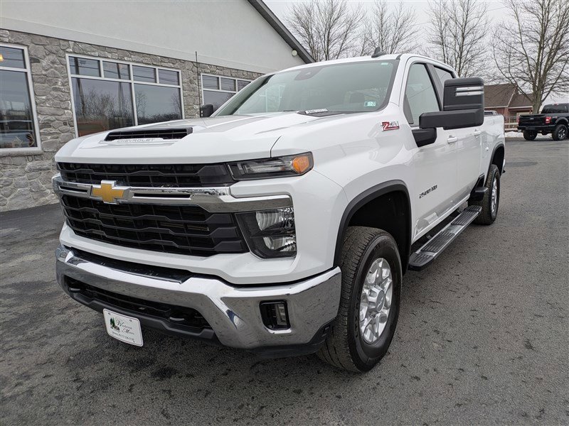 Used 2024 Chevrolet Silverado 2500 LT image 2