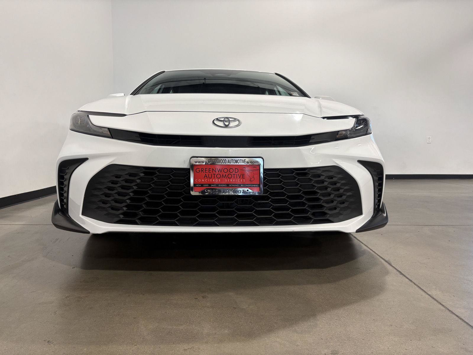 Used 2025 Toyota Camry SE FWD image 9