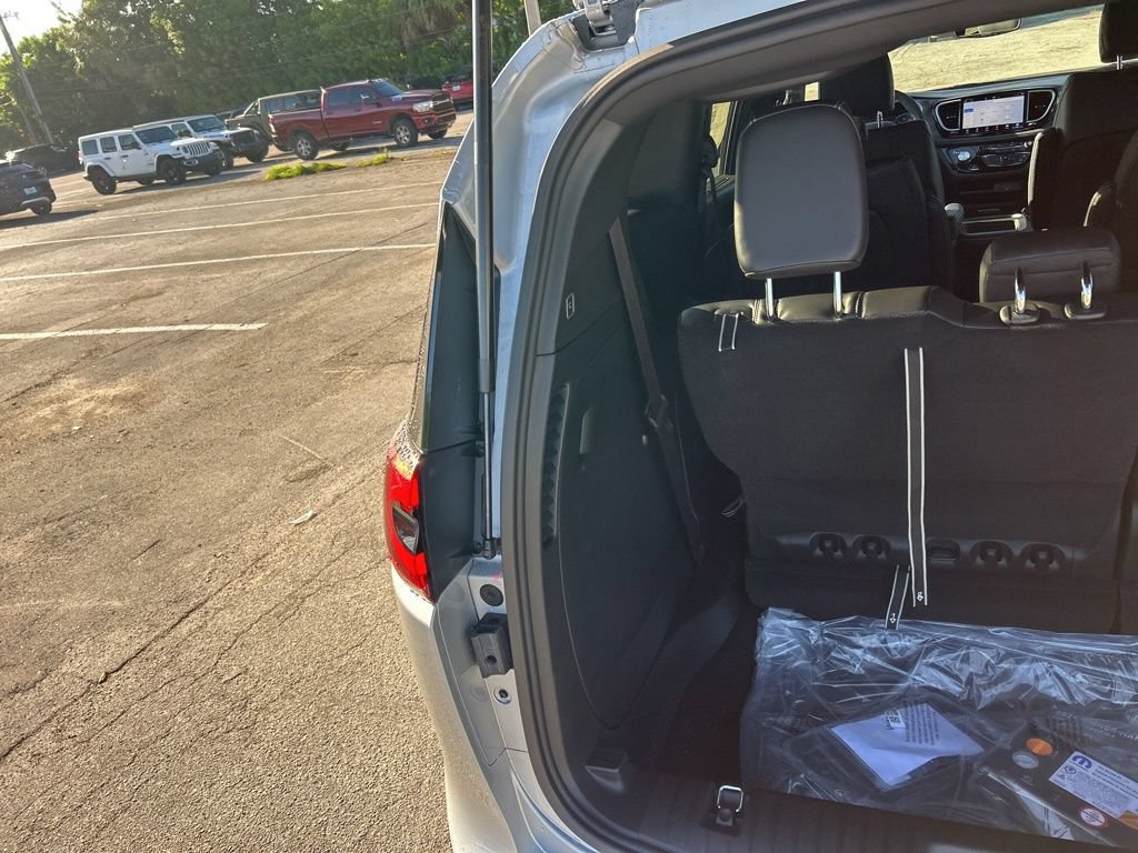 New 2026 Chrysler Pacifica Select FWD image 31