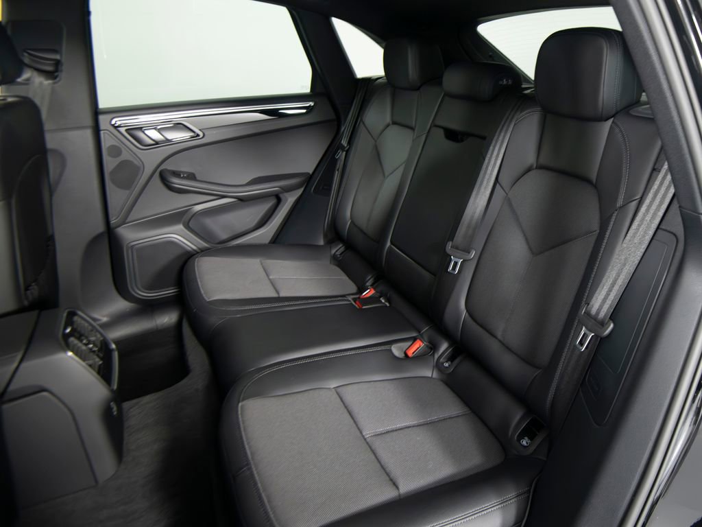 Certified 2025 Porsche Macan image 33